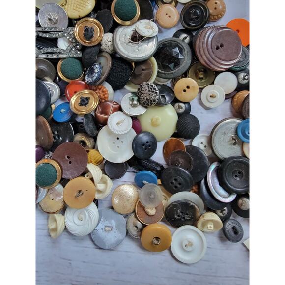 Vtg Mixed Lot All Types Buttons 188 Pieces Wood Metal Plastic Small To Large - Picture 10 of 12